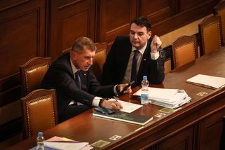 Neděláš dobře s tou sirkou, Andreji. Politici krit...